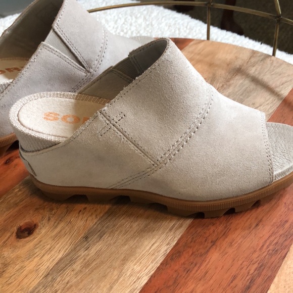 COPY - NWOT SOREL SUEDE WEDGES WITH 3” HEEL. Taupe Color. Size 5.5 - Picture 4 of 9